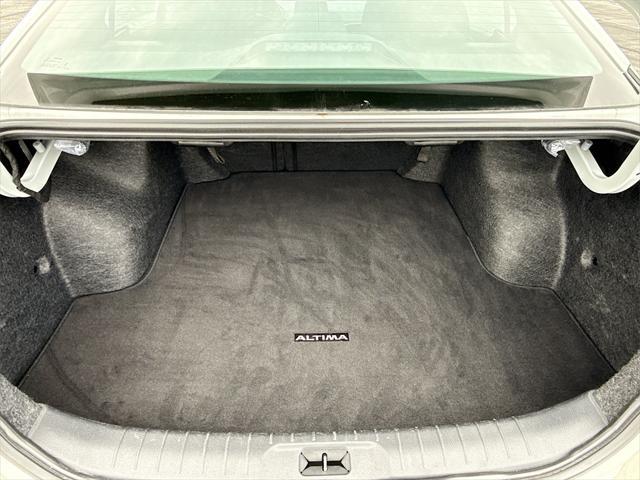 Photo of 2024 Pearl White Tricoat Nissan Altima