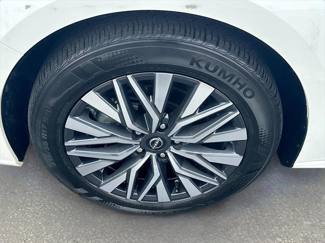 Photo of 2024 Pearl White Tricoat Nissan Altima