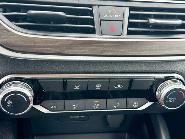 Photo of 2024 Pearl White Tricoat Nissan Altima