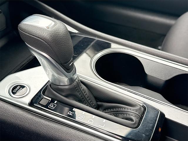 Photo of 2024 Pearl White Tricoat Nissan Altima