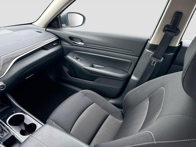 Photo of 2024 Pearl White Tricoat Nissan Altima