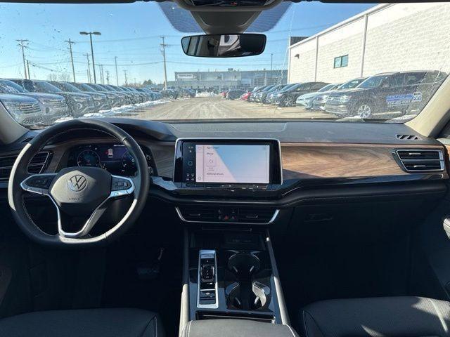 Photo of 2025 Pure White Volkswagen Atlas