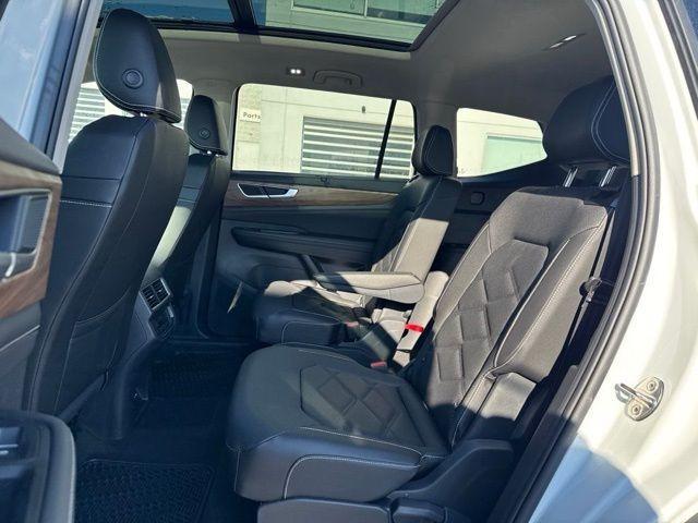 Photo of 2025 Pure White Volkswagen Atlas