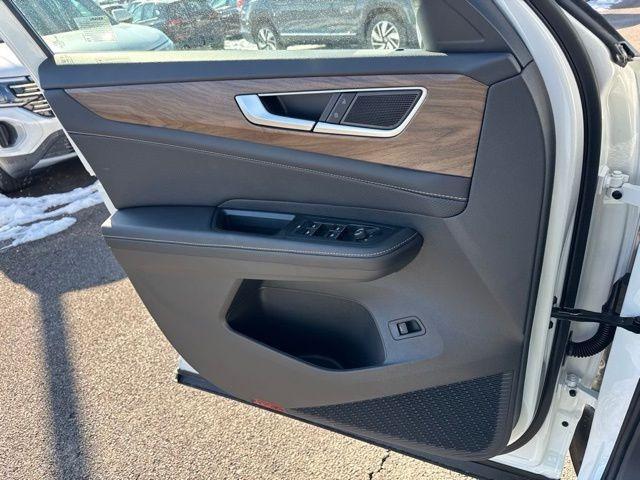 Photo of 2025 Pure White Volkswagen Atlas