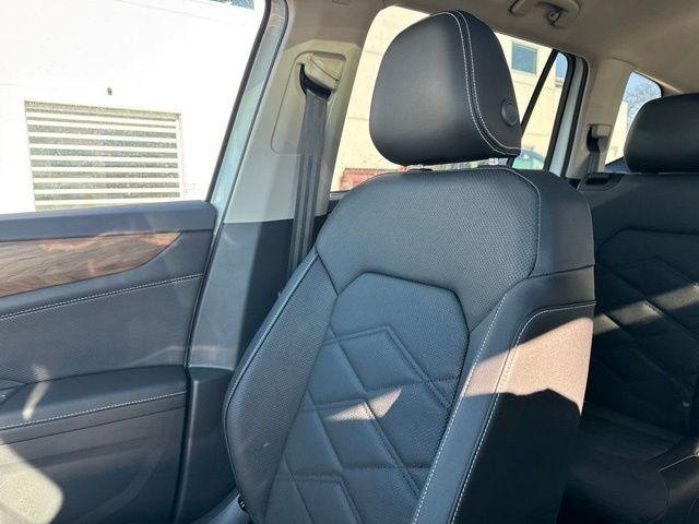 Photo of 2025 Pure White Volkswagen Atlas