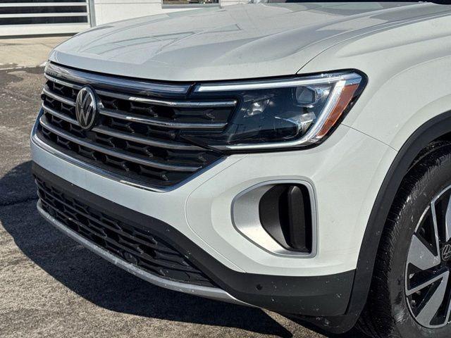 Photo of 2025 Pure White Volkswagen Atlas
