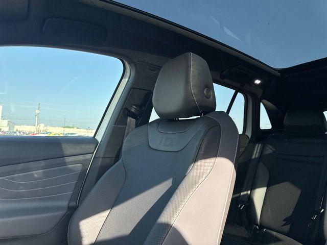 Photo of 2025 Opal White Pearl Effect Volkswagen ID.4