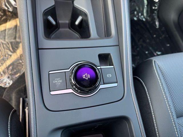 Photo of 2025 Opal White Pearl Effect Volkswagen Tiguan