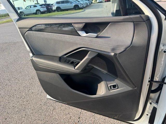 Photo of 2025 Opal White Pearl Effect Volkswagen Tiguan