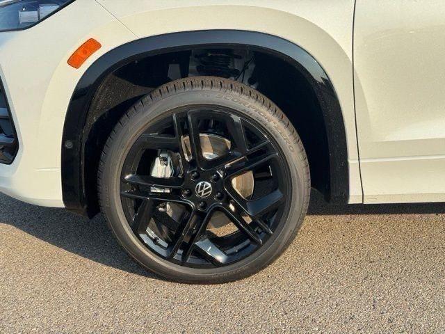 Photo of 2025 Opal White Pearl Effect Volkswagen Tiguan