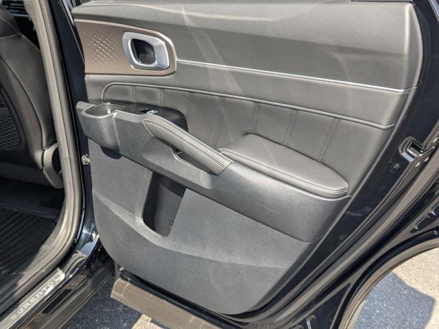 Photo of 2023 Ebony Black Kia Sorento