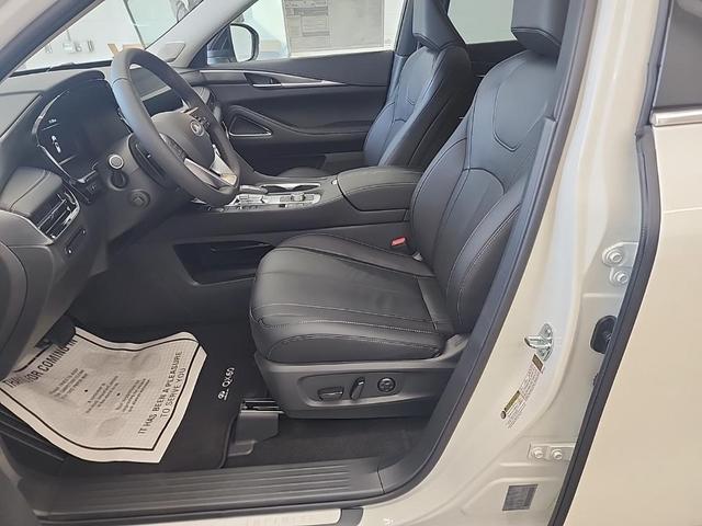 Photo of 2025 Majestic White INFINITI QX60