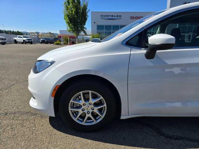 Photo of 2023 Bright White Clearcoat Chrysler Voyager