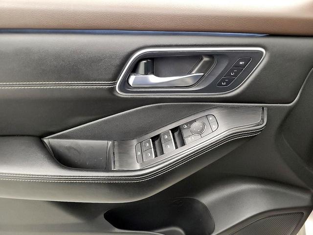 Photo of 2021 Silver Nissan Rogue