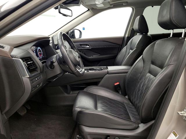 Photo of 2021 Silver Nissan Rogue