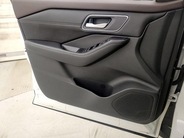 Photo of 2021 White Nissan Rogue