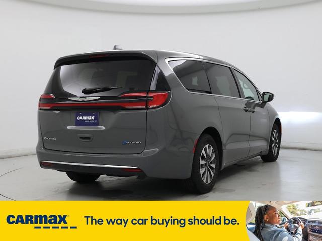 Photo of 2022 Gray Chrysler Pacifica Hybrid