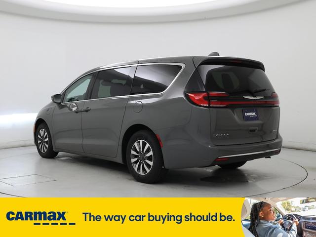 Photo of 2022 Gray Chrysler Pacifica Hybrid
