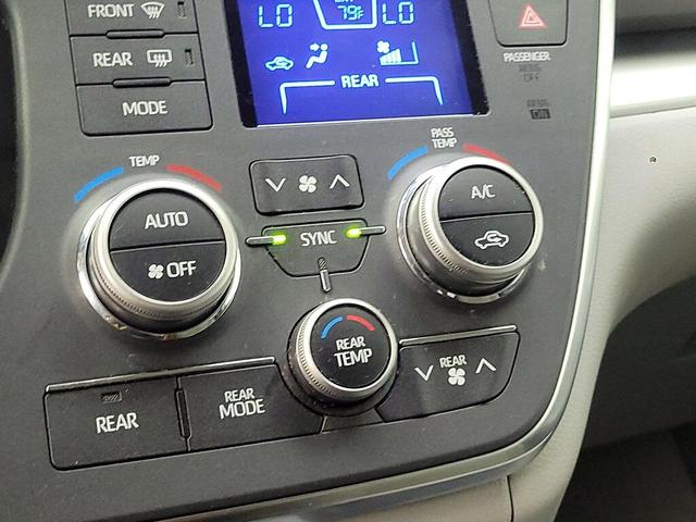 Photo of 2019 White Toyota Sienna