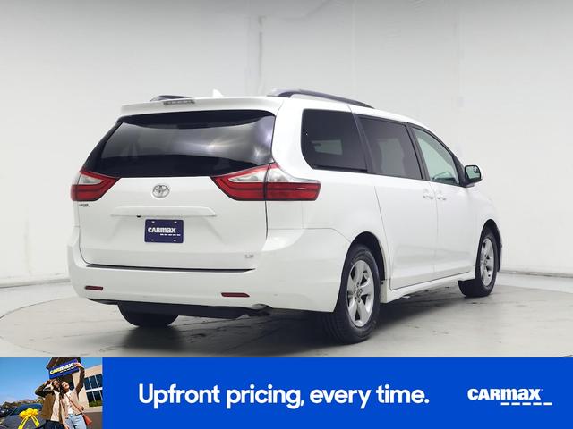 Photo of 2019 White Toyota Sienna