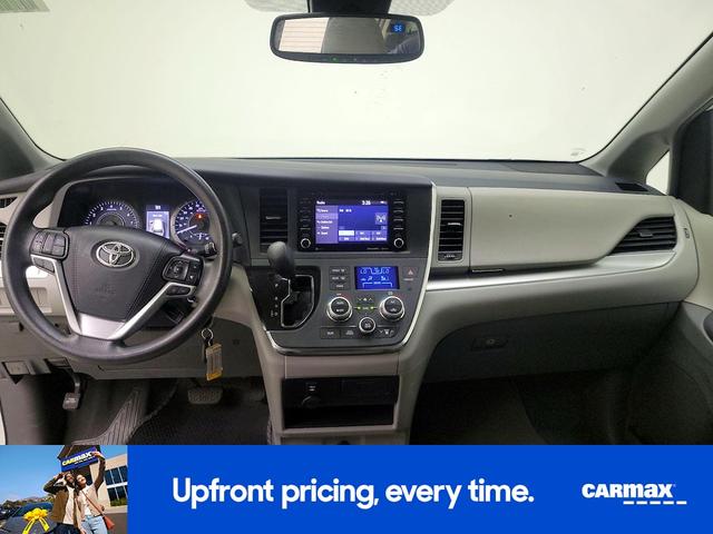Photo of 2019 White Toyota Sienna