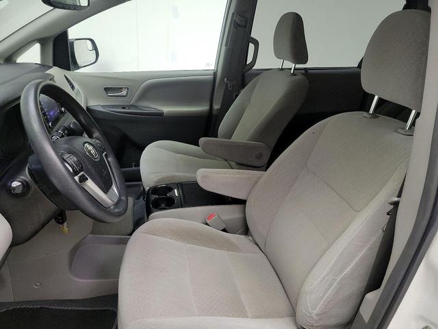 Photo of 2019 White Toyota Sienna