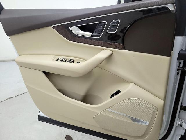 Photo of 2019 White Audi Q7