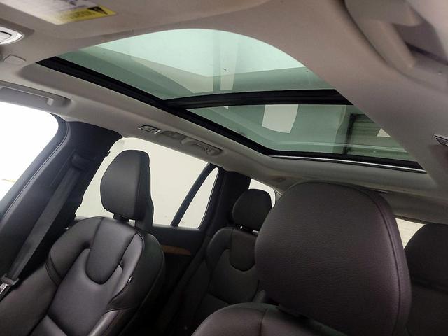 Photo of 2022 White Volvo XC90