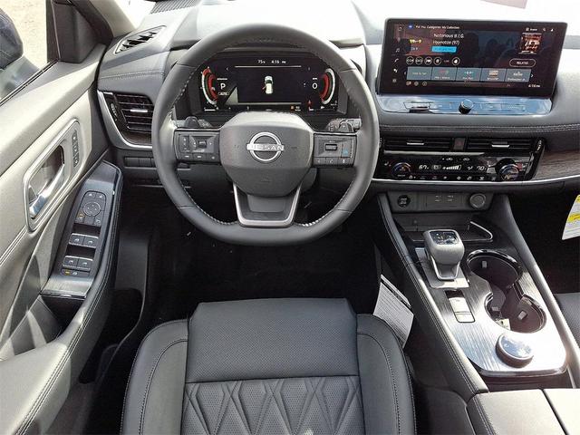 Photo of 2026 Champagne Silver Metallic/Super Black Nissan Rogue
