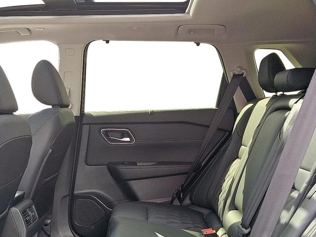 Photo of 2026 Champagne Silver Metallic/Super Black Nissan Rogue