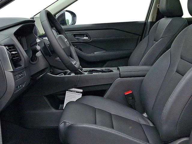 Photo of 2025 Super Black Nissan Rogue