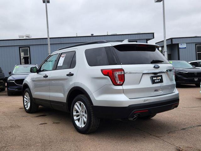 Photo of 2017 Ingot Silver Ford Explorer