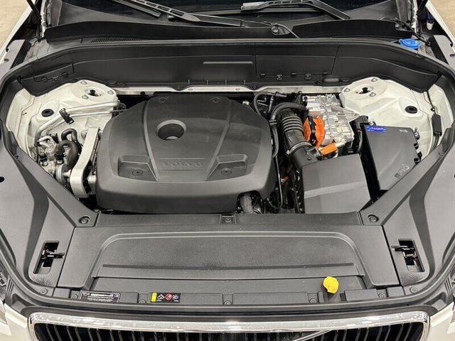 Photo of 2016 Crystal White Pearl Volvo XC90 Hybrid