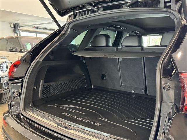 Photo of 2017 Jet Black Metallic Porsche Cayenne