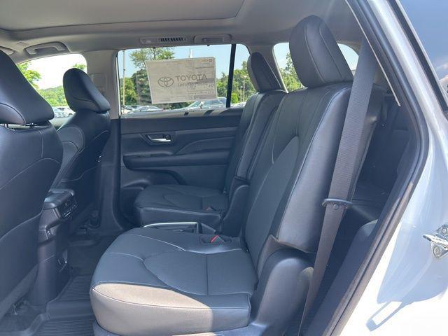 Photo of 2025 Pearl Toyota Grand Highlander