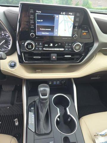Photo of 2022 Midnight Black Metallic Toyota Highlander