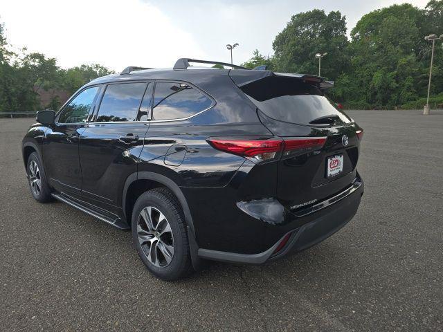Photo of 2022 Midnight Black Metallic Toyota Highlander