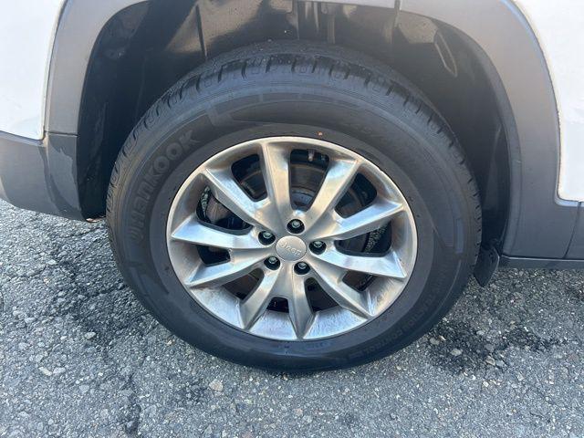 Photo of 2017 Bright White Clearcoat Jeep Cherokee