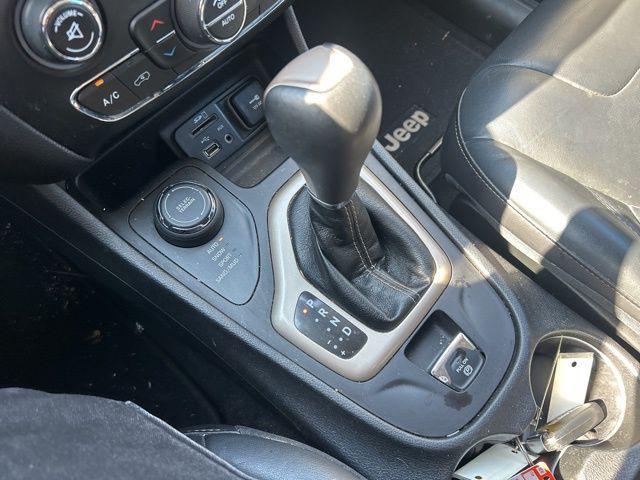 Photo of 2017 Bright White Clearcoat Jeep Cherokee