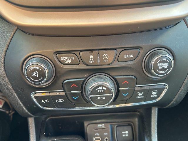 Photo of 2017 Bright White Clearcoat Jeep Cherokee
