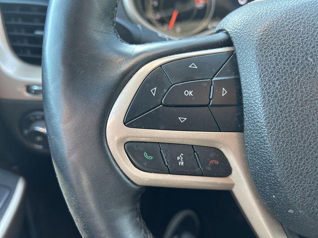 Photo of 2017 Bright White Clearcoat Jeep Cherokee
