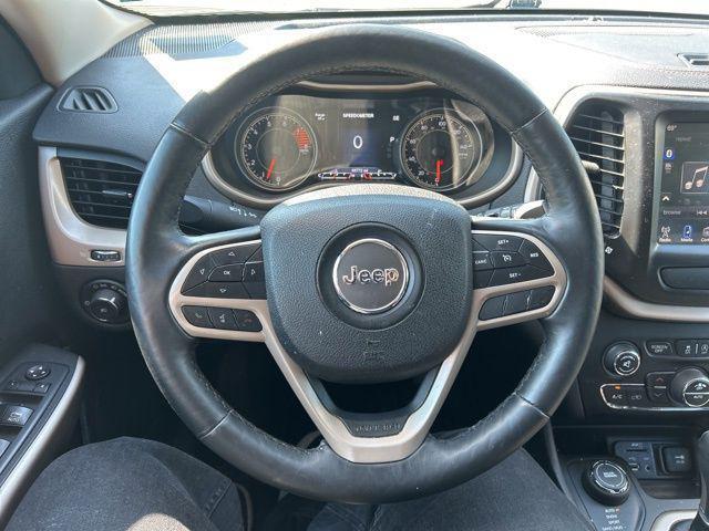 Photo of 2017 Bright White Clearcoat Jeep Cherokee