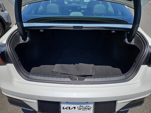 Photo of 2025 Snow White Pearl Kia K5