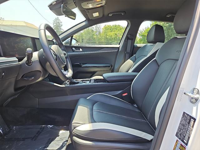 Photo of 2025 Snow White Pearl Kia K5