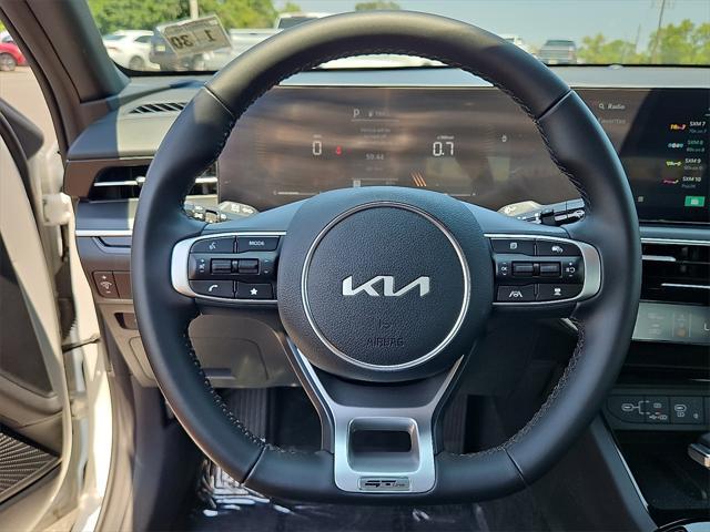 Photo of 2025 Snow White Pearl Kia K5