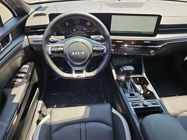 Photo of 2025 Snow White Pearl Kia K5