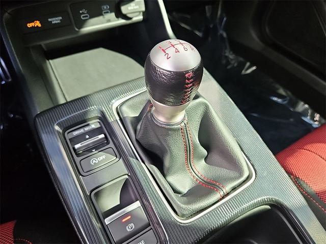 Photo of 2025 Platinum White Pearl Honda Civic Si