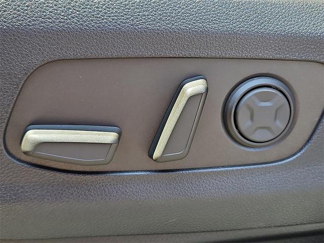 Photo of 2025 Ivory Silver Kia Carnival