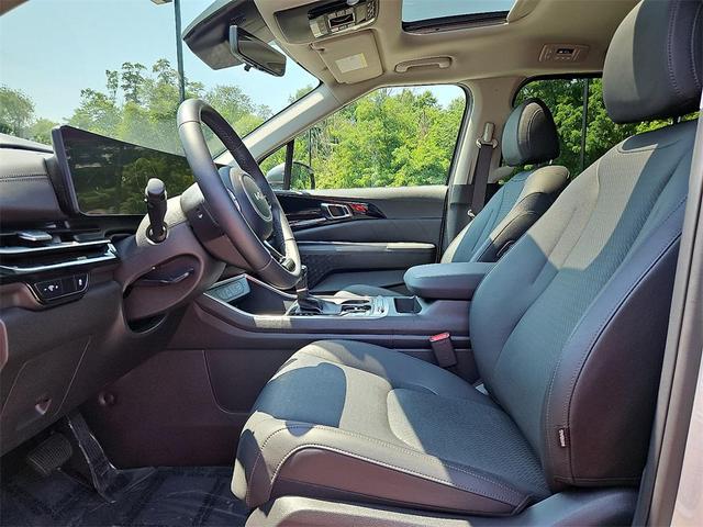 Photo of 2025 Ivory Silver Kia Carnival