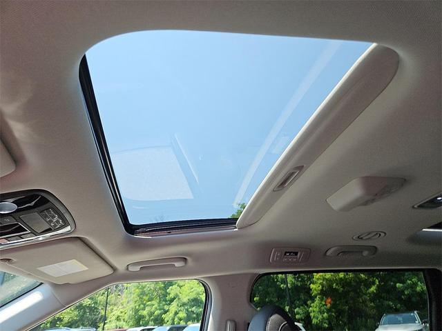 Photo of 2025 Ivory Silver Kia Carnival